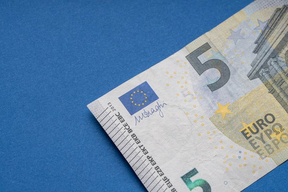 Billet de 5€ sur fond bleu, le prix de 60 Go chez Auchan Télécom